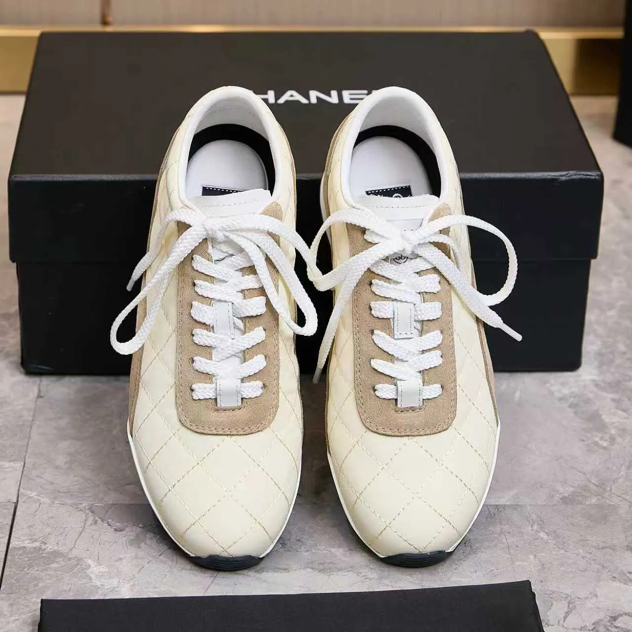 p560 Chanel Chanel - 2025 counter top casual sports shoes This classic design; the upper is electro-embroidered with a variety of techniques; the outsole is fashionable and sporty; the extraordinary inclusion of a variety of color matching elements... The diversified mix and match is very good-looking and versatile, casual, fashionable, sports and outdoor can be taken into account... ꫛꫀꪝ Go➫ Material: ❶Upper made of: original imported high silk cowhide suede ❷Inner use: Original imported breathable mesh ❸ Outsole based on: Original TPU combination outsole Counter boutique packaging complete set Female 35–41 Male 38-46